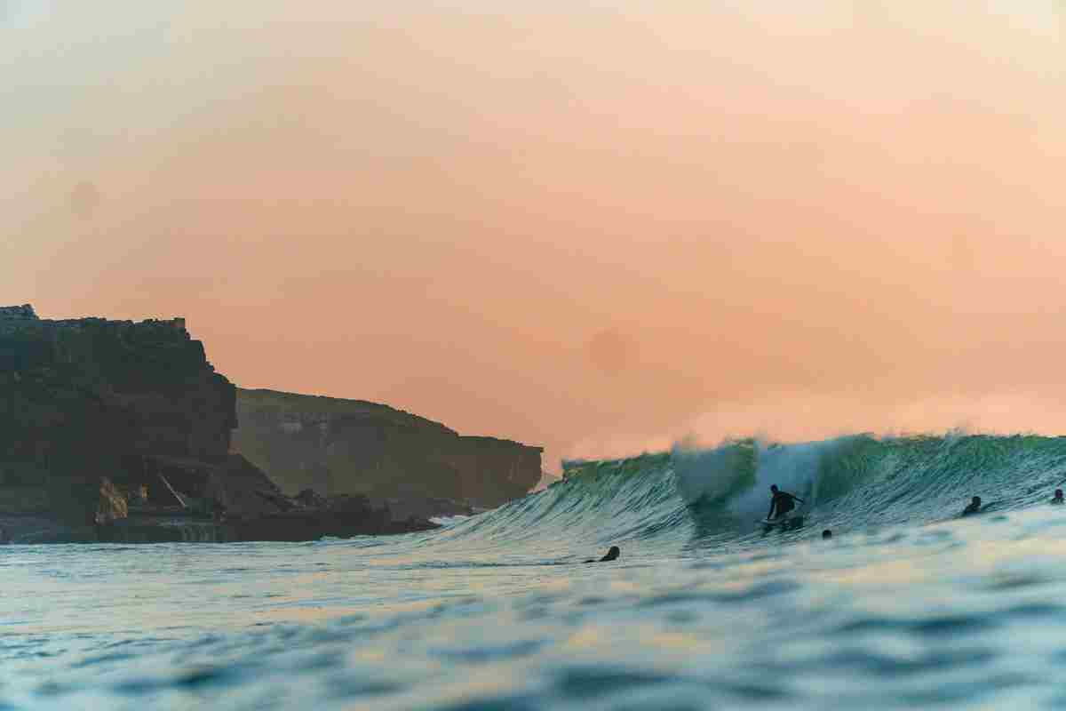 Surfista tomando una ola